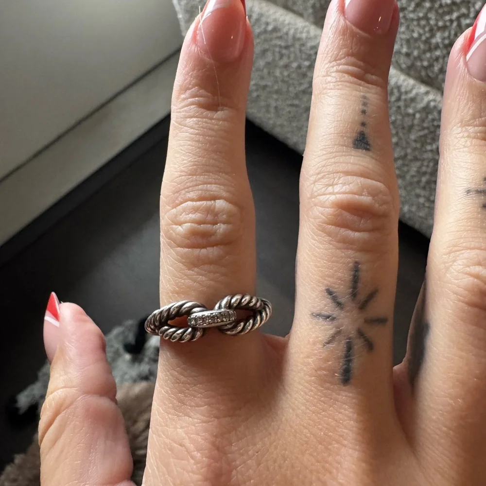 David Yurman Infinity-style cable ring in sterling silver with pavé diamonds. - Picture 5 of 5